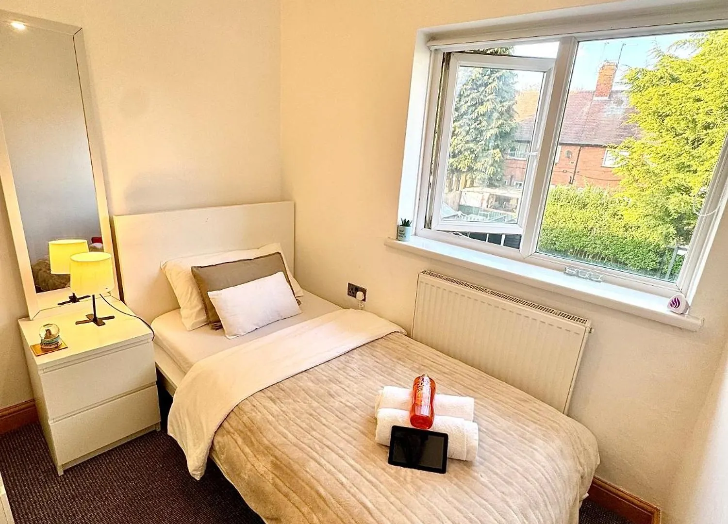 Contractor Haven- 3Bdr Crew House, Free Parking, Fast Wifi & Private Garden Apartment Nottingham Homestay